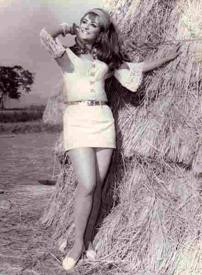 Purab Aur Pachhim (1970) with English Subtitles on DVD - Image 4